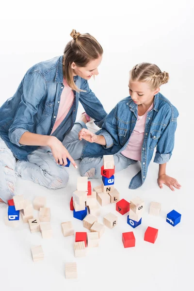 Mère et fille avec cubes aphabet — Photo de stock