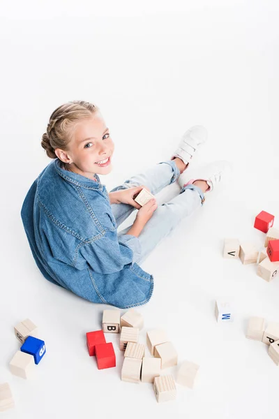 Niño con bloques de abecedario - foto de stock