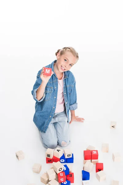 Niño con bloque de abecedario - foto de stock