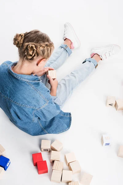 Niño jugando con bloques de abecedario - foto de stock