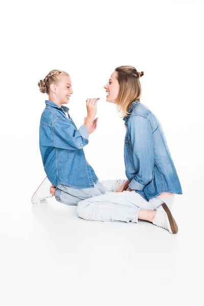 Hija aplicando maquillaje - foto de stock