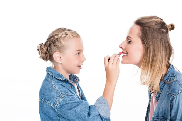 Hija aplicando maquillaje - foto de stock