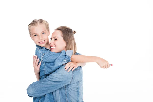 Mère et fille câlins — Photo de stock