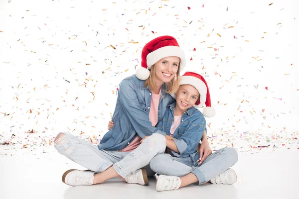 Mère et fille avec confettis à Noël — Photo de stock