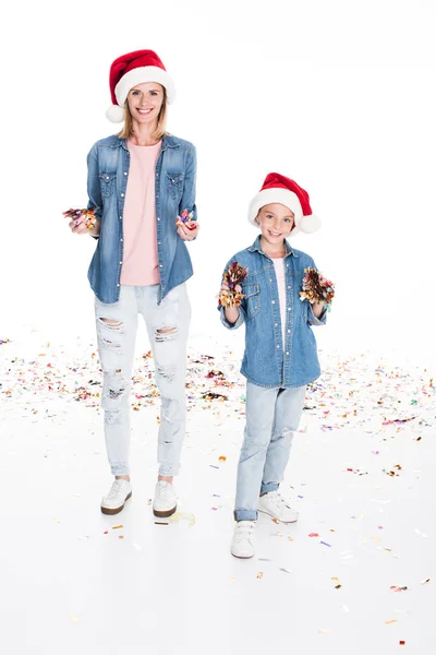 Familia con confeti en Navidad - foto de stock