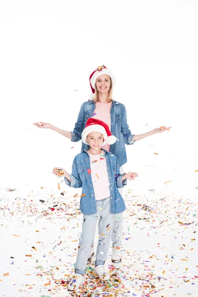 Mère et fille avec confettis à Noël — Photo de stock