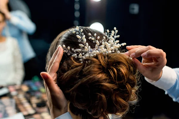 Hairstylist decorating clients hairstyle — Stock Photo