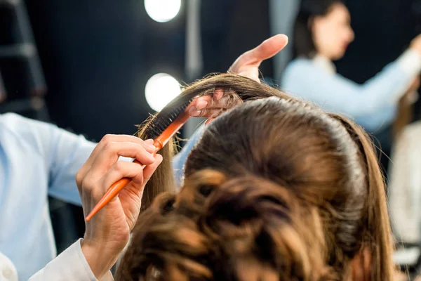 Hairdresser doing hairstyle — Stock Photo