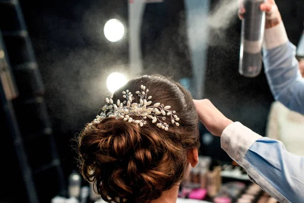 Hairstylist fixating clients hairdo — Stock Photo