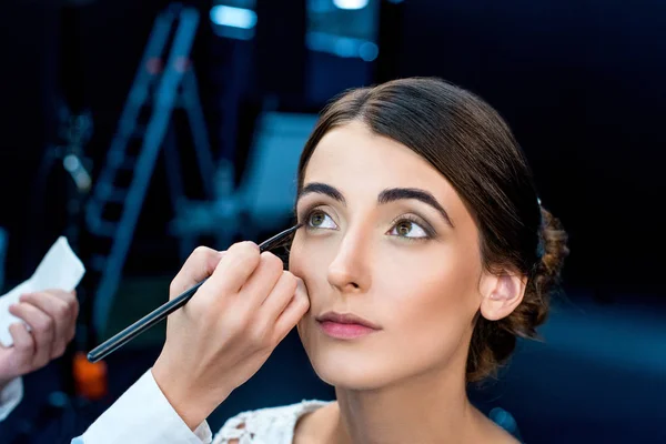Mujer conseguir maquillaje hecho — Stock Photo