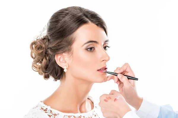 Make-up-Artist trägt Lippenstift auf Modell auf — Stockfoto