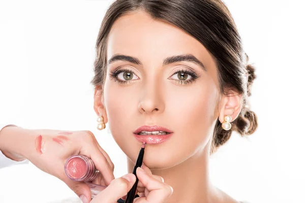 Maquillador aplicando lápiz labial a modelo - foto de stock