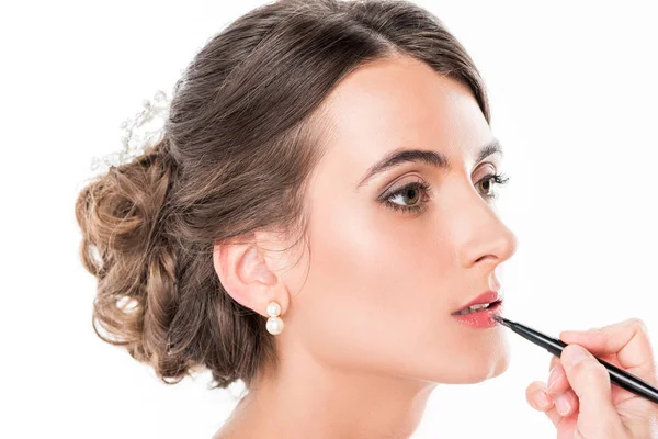 Maquillador aplicando lápiz labial a modelo - foto de stock