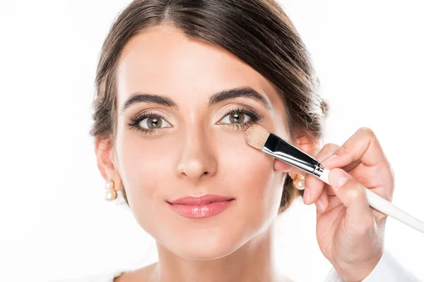 Make-up-Artist trägt Concealer auf — Stockfoto