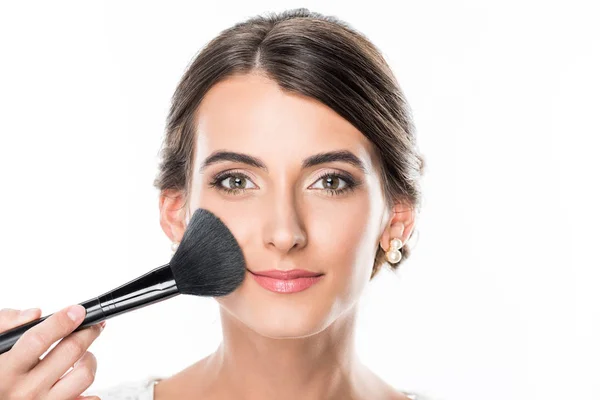 Maquillaje artista aplicar polvo - foto de stock