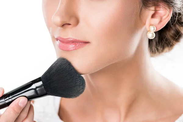 Maquillaje artista aplicar polvo - foto de stock
