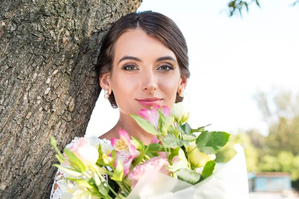 Hermosa mujer con ramo de flores - foto de stock