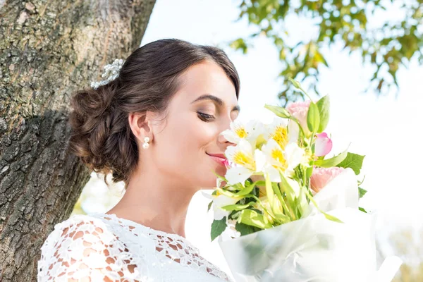 Tierna mujer con ramo de flores - foto de stock