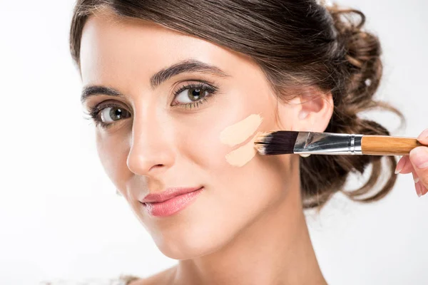 Makeup artist applying foundation — Stock Photo