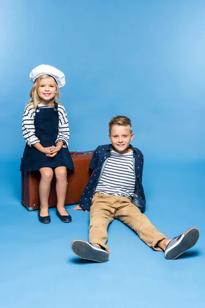 Enfants avec valise — Photo de stock