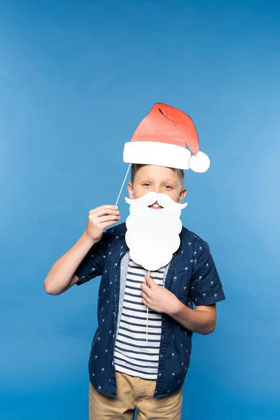 Menino com chapéu de Papai Noel e barba falsa — Fotografia de Stock
