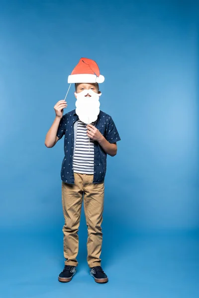 Junge mit Weihnachtsmütze und falschem Bart — Stockfoto