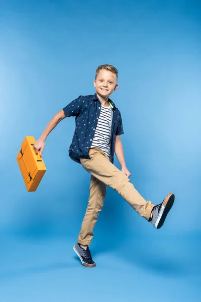 Мальчик с бумажным портфелем — стоковое фото
