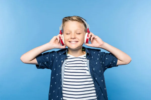 Хлопчик в навушниках — стокове фото
