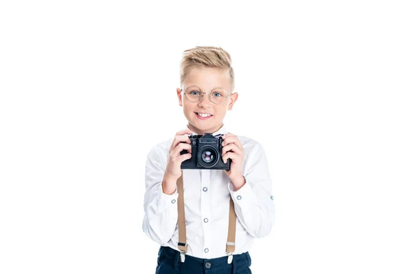 Niño sosteniendo cámara - foto de stock