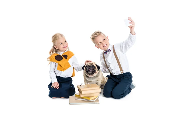 Niños con perro tomando selfie - foto de stock