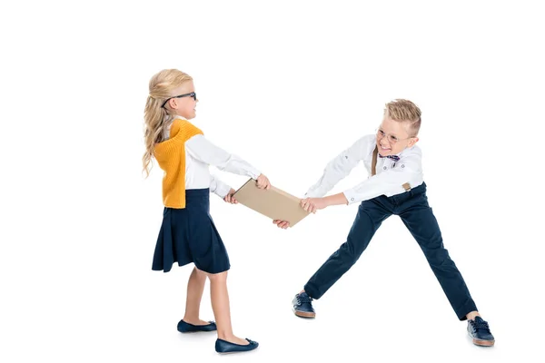 Niños sosteniendo libro - foto de stock