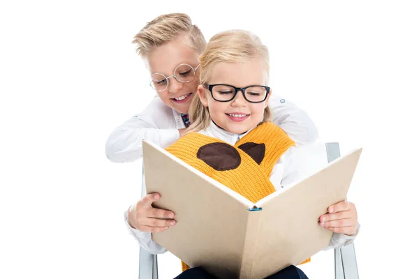 Crianças lendo livro — Fotografia de Stock