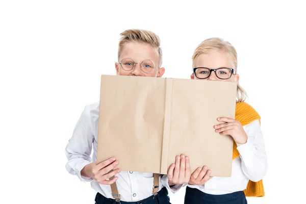 Niños con libro - foto de stock