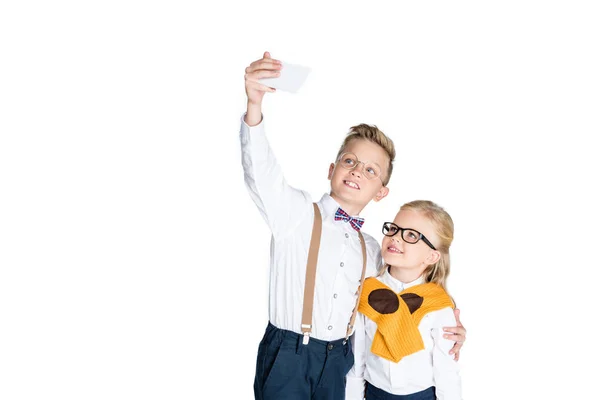 Crianças tirando selfie com smartphone — Fotografia de Stock