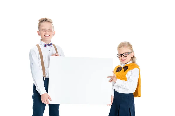 Niños sosteniendo banner en blanco - foto de stock