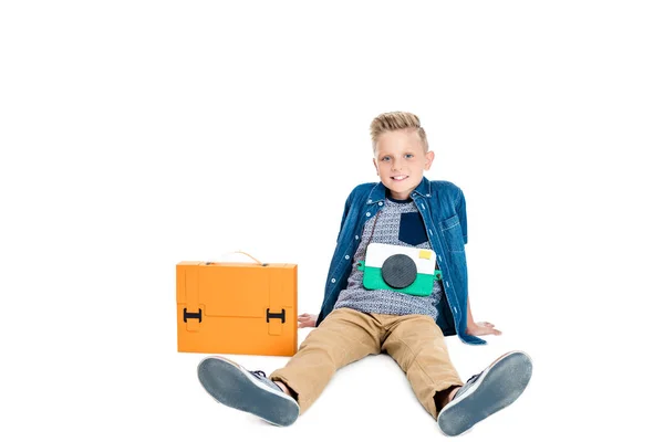 Мальчик с портфелем и камерой — стоковое фото