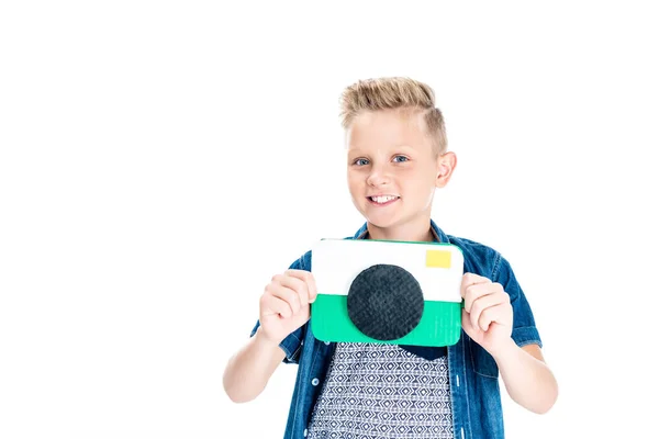 Мальчик держит камеру — стоковое фото