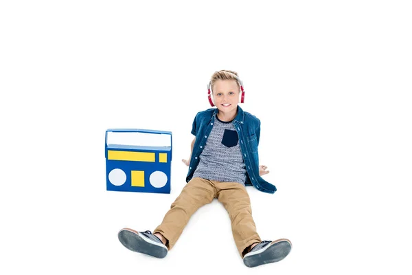 Niño escuchando música en auriculares - foto de stock