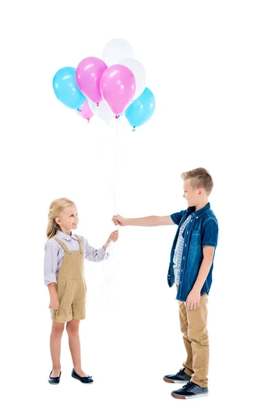 Glückliche Kinder mit Luftballons — Stockfoto