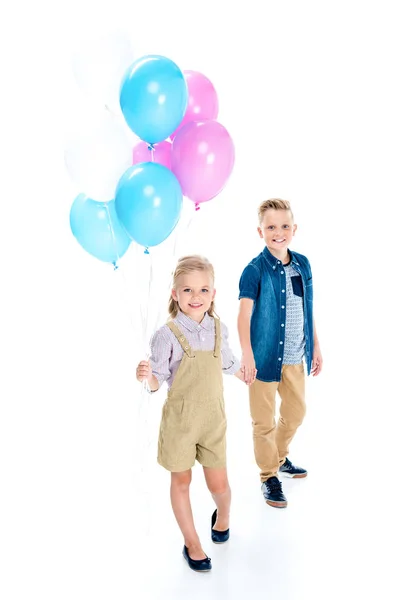 Niños felices con globos - foto de stock