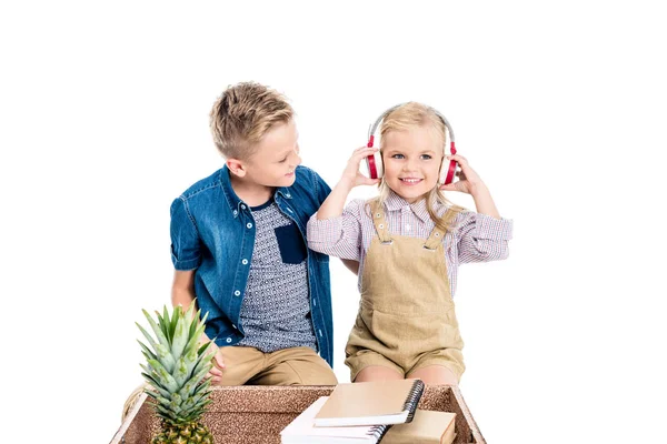 Enfants avec écouteurs, valise et ananas — Photo de stock