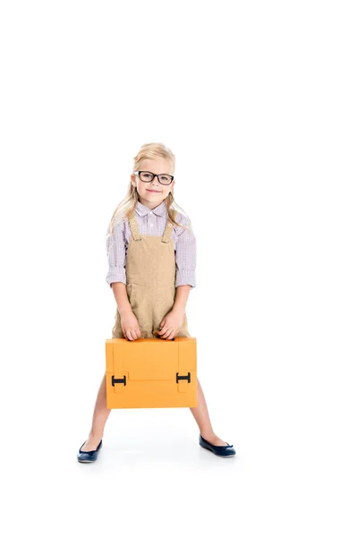 Bambino in occhiali con valigetta — Foto stock