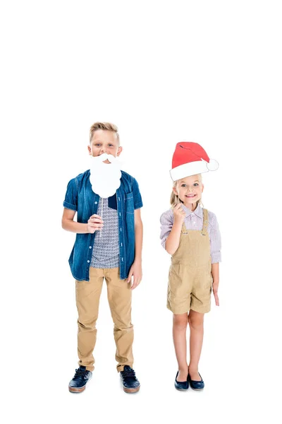 Niños con sombrero de santa y barba falsa - foto de stock