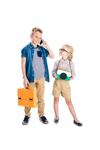 Kinder mit Kamera, Aktentasche und Smartphone — Stockfoto