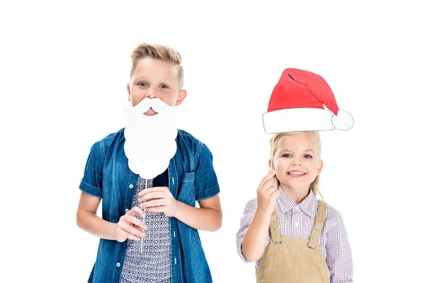 Kinder mit Weihnachtsmütze und falschem Bart — Stockfoto