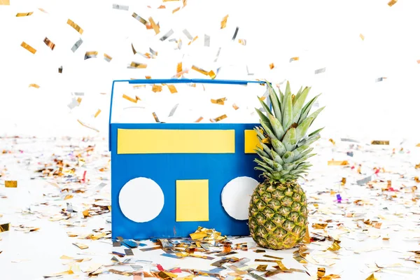 Ananas und Tonbandgerät — Stockfoto