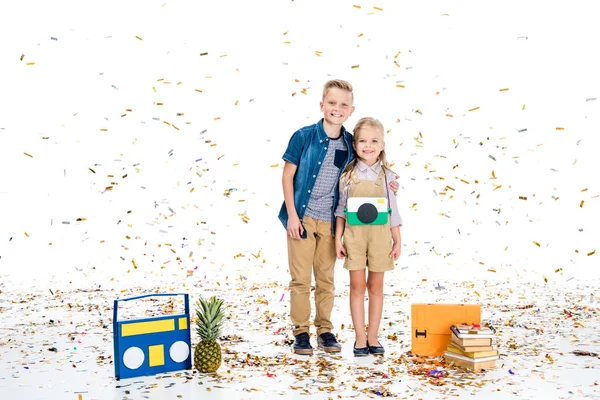 Niños felices con confeti - foto de stock