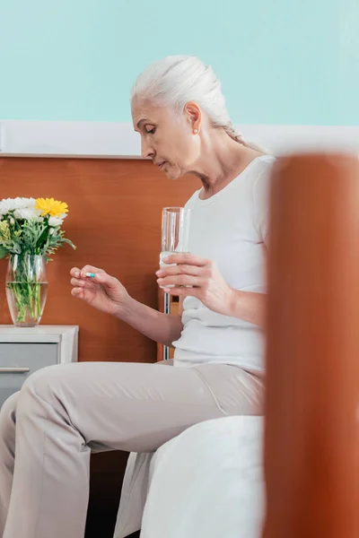 Femme âgée prenant des médicaments — Photo de stock