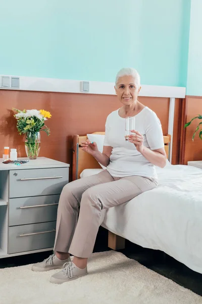 Donna anziana che prende medicina — Foto stock