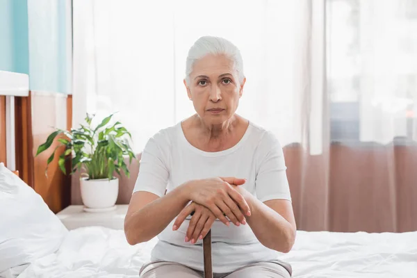 Femme âgée avec canne à l'hôpital — Photo de stock